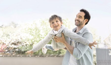 Padre con hijo jugando al avión