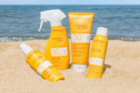 Productos bioderma sobre la arena del mar