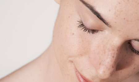 Mujer sosteniendo producto bioderma laboratorio dermatologico Mujer sosteniendo producto bioderma laboratorio dermatologico