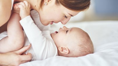 Mujer jugando con su bebe 