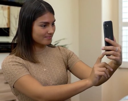 Mujer usando el celular